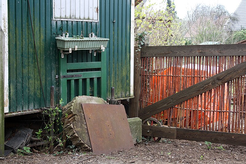 File:Werl, Gasse zur Overbergschule, Blick in einen Garten.JPG