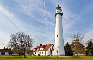Le phare de Wind Point, sur la rive ouest du lac Michigan, dans le Wisconsin (États-Unis). Construit en 1880, c'est l'un des plus anciens et des plus hauts phares de la région des Grands Lacs. (définition réelle 2 500 × 1 625)