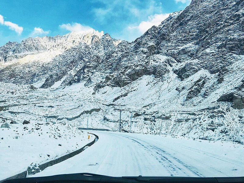 File:Winter roads in Pakistan.jpg