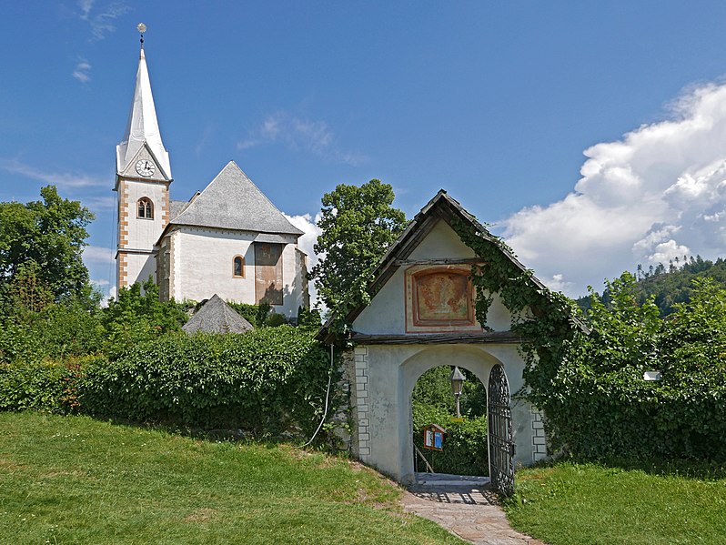 File:Winterkirche Maria Wörth Friedhofsportale 04.jpg