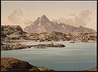 Kabelvåg med Vågakallen i bakgrunnen. Foto fra 1890-årene.
