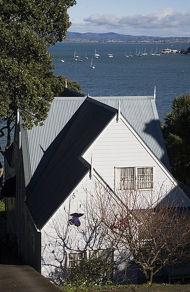 File:Wooden home in Northcote Point and Waitemata Harbour, Auckland - 0102.jpg