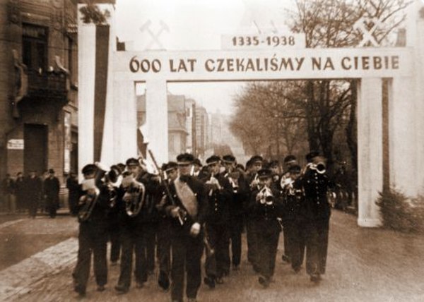 "For 600 years we have been waiting for you (1335–1938)." Ethnic Polish band welcoming the annexation of Trans-Olza by the Polish Republic in Karviná,