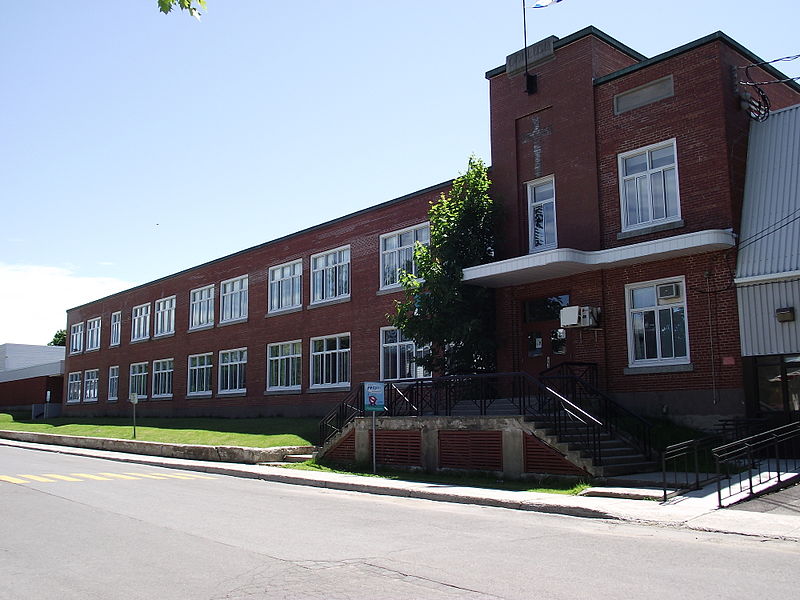 File:École primaire La Saumonière - Donnacona.JPG
