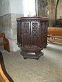 Une ancienne chaire mobile en bois.