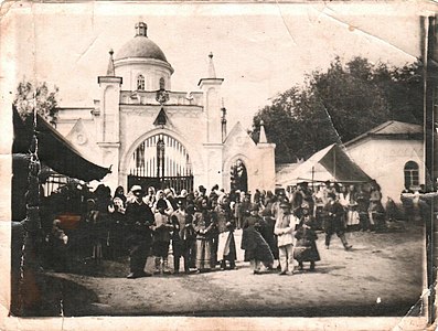 Входната порта към имението, на заден план – църквата в имението. Края на 19/ началото на 20 век.