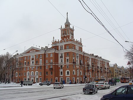 Комсомольск-на-Амуре Дом со шпилем.jpg