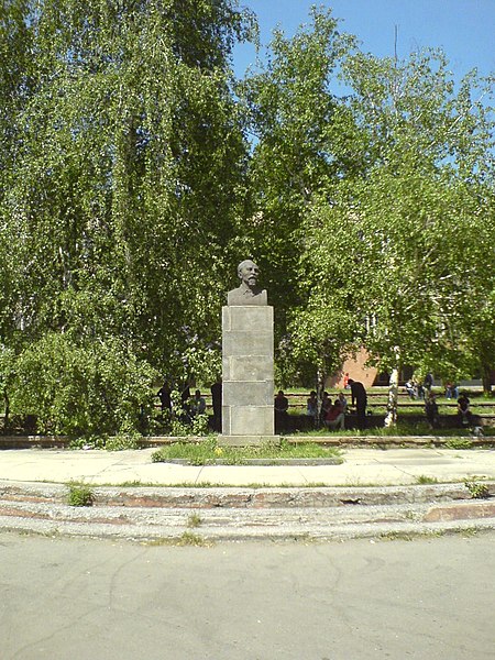 File:Памятник Дзержинскому на одноимённой площади в Донецке 005.jpg