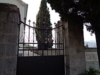 Капија гробља на којем је црква Св. Николе