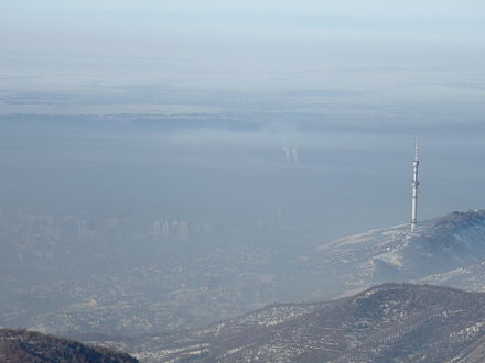 Smog au-dessus d'Alma-Ata. Vue de la montagne. À droite on voit la tour de télévision d'Almaty sur le mont Kok Tobe.
