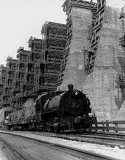 Construction of the Dnieper Hydroelectric Station with a steam locomotive in the foreground in 1931 Stroitel'stvo Dneprogesa.jpg