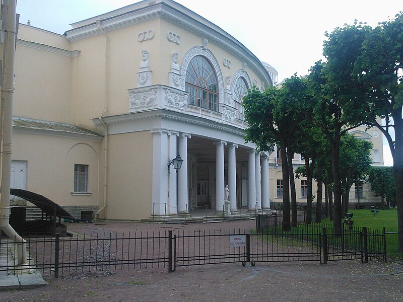 File:Угол галереи Гнозаго и библиотеки Росси у северного корпуса Павловского дворца.jpg