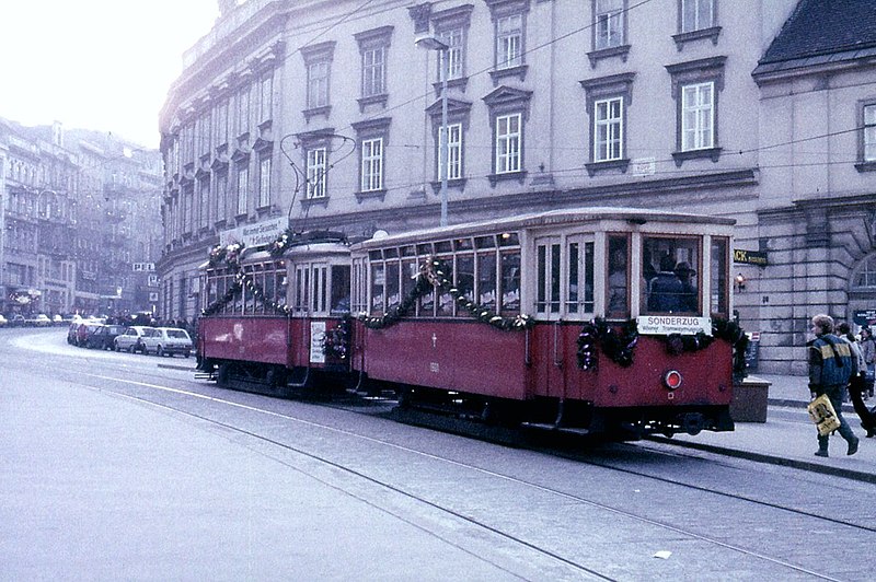 File:112L16031283 Strassenbahn, Mariahilferstrasse, Blick stadtauswärts, rechts Messepalast, Sonderfahrt, Weihnachtsstrassenbahn, Typ M.jpg