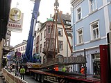 Betonfertigteile für die Brücke über den Freiburger Gewerbebach zwischen Gerberau und Fischerau werden vom Schwertransporter per Autokran am Sonntag eingepasst, das 2. Teil schwebt vom Transporter