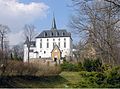 Schloss als Dreiflügelanlage mit nordwestlichem Bergfried (Rundturm), südwestlichem Treppenturm (Wendelstein), Bogengang, östlichem Kapellenturm, südlichem Torhaus und Einfriedungsmauern (Nr. 1), Rentamt (Nr. 2), Remisengebäude (Nr. 3) sowie Verwalterhaus und Wirtschaftsgebäude des ehemaligen Rittergutes (gegenüber Nr. 4), Einzeldenkmale der Sachgesamtheit 09305378