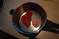 Suppenfleisch und Markknochen in kaltem Wasser ansetzen und 20 Min. im Schnellkochtopf garen
