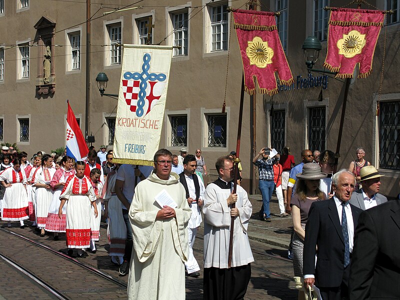 Datoteka:2017-06-15, Fronleichnamsprozession in der Freiburger Bertoldstraße, die kroatische kath. Mission Freiburg vor.jpg