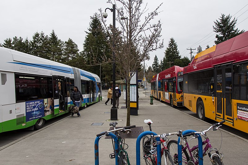 File:3x BRT Swift & RapidRide E & E (13211438685).jpg