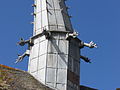 Chapelle Saint-Gonéry - Die Bleiummantelte Holzspitze(1612) des romanischen Glockenturms mit seinen Dämonen abschreckenden Wasserspeihern neigt sich unter seiner schweren Last.Enclos Paroissal - Plougrescant - Côtes-d'Armor - (Côte de Granit Rose) - Bretagne