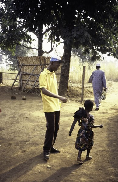 File:ASC Leiden - van Achterberg Collection - 1 - 082 - Deux hommes, membres de MBOSCUDA, auto-organisation mbororo, avec un enfant - Bamenda, Cameroun - 6-12 février 1997.tiff