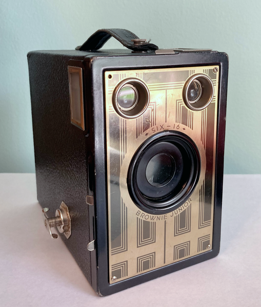 File:A Kodak Six-16 Brownie Junior.png