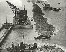 Construction de la digue.