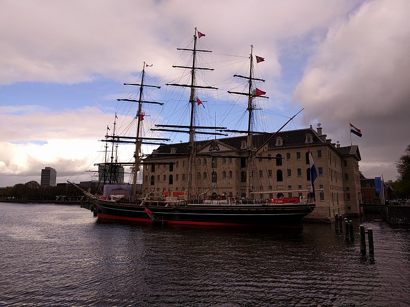 File:Amsterdam Scheepvaartmuseum Boat outside.jpg