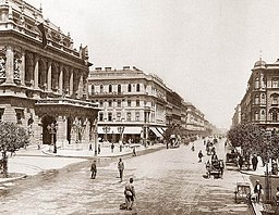Andrássyho třída v roce 1896, nalevo se nachází budova opery
