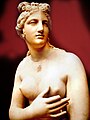 Aphrodite, statue de marbre aux seins nus (Musée archéologique d'Athènes).