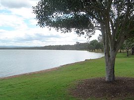 Atkinson Dam pobřeží 3.jpg