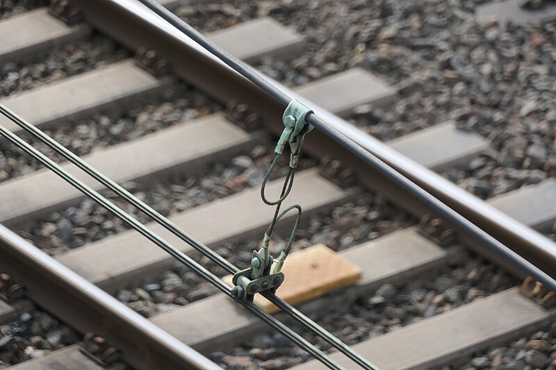 File:Aufhängung des doppelten Fahrdrahtes an der Bahnstrecke Liège–Aachen (Detail).jpg