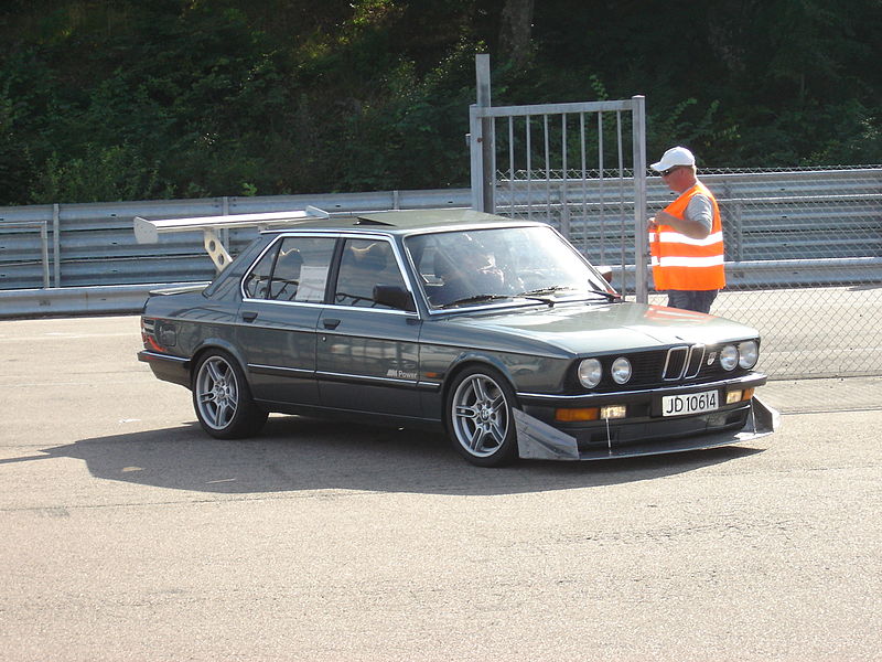 File:BMW M536i (1367545540).jpg