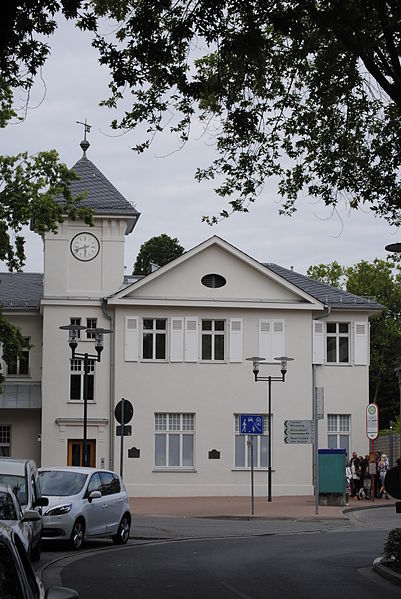 File:Bad Soden am Taunus - Bahnhofsgebäude.JPG