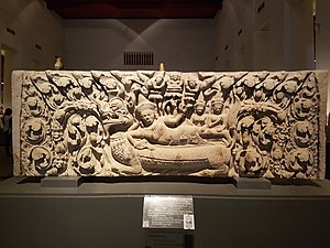 Linteau représentant le dieu hindou Nārāyaṇa dormant sur le serpent Śeṣa au milieu de l'Océan de lait, XIIe siècle. Il provient du temple Ku Suan Taeng (th), amphoe Ban Mai Chaiyaphot. Musée national de Bangkok.