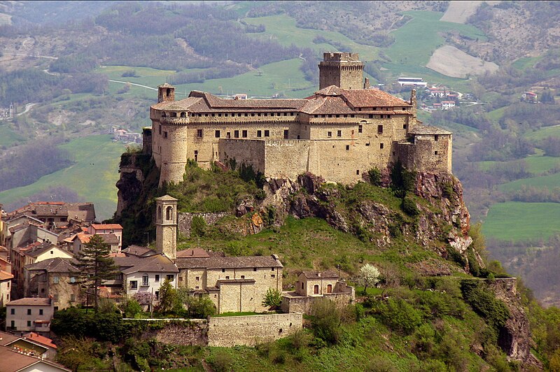 File:Bardi il castello.jpg