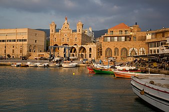 ميناء مدينة البترون القديم وكنيسة القديس ستيف. Photograph: Amalmc Licensing: CC-BY-SA-4.0