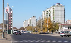 Gagarin sugárút (A Ленинск – Lenyinszk – felirat a város 1995. december 20-a előtti nevét jelöli)