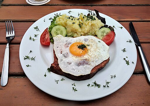 Bayrischer Leberkäse mit Kartoffelsalat und Spiegelei SJ Eda 2019 IMG 20190728 114643