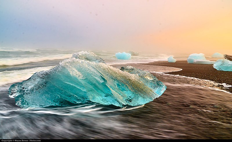 File:Beach of Icebergs.jpg