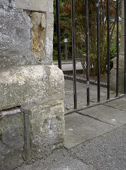 File:Benchmark in Milton Road - geograph.org.uk - 3544140.jpg