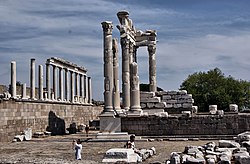 Pergamonin akropolista ja Trajanuksen temppelin raunioita.