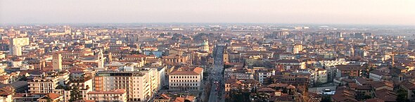 Vue panoramique de la ville basse de Bergame depuis la Porte Saint-Jacques (la rue au centre est l’avenue Vittorio Emmanuele II).