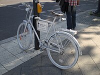 Sebuah sepeda hantu sebagai memorial pinggir jalan di Berlin, Jerman