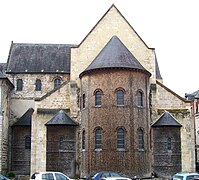 Façade est de l'abbatiale Notre-Dame, chevet bénédictin avec trois absides à plan échelonné.