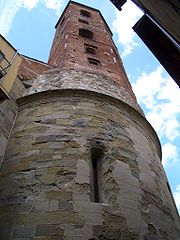 Retro della pieve di San Lorenzo con il campanile che si innesta direttamente sopra l'abside.