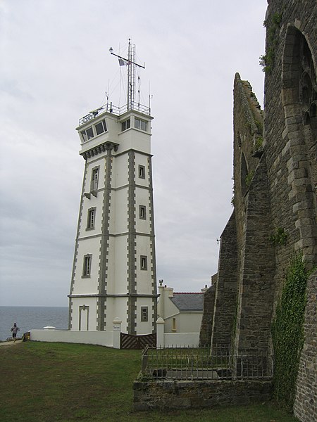 File:Bretagne - Finistère - Abbaye de Saint-Mathieu de Fine-Terre et le phare 005.JPG