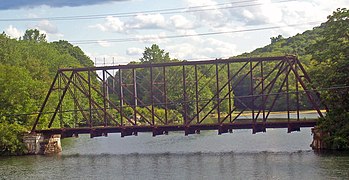 Bridge L-158 (1883), puente ferroviario en desuso que cruza el embaslse Muscoot (NY)