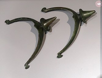 Paire d'éperons en bronze. 160-230 de notre ère. Rares objets déposés dans les tombes de la culture de Wielbark, Nord Pologne