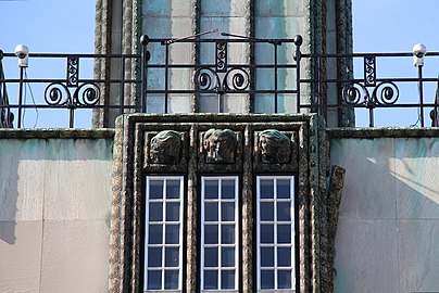 Detail na fasádě vytvořený z železobetonu pokrytým mramorovými deskami