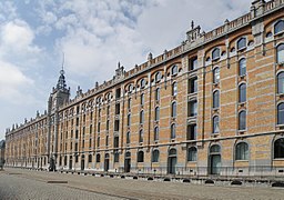 L'entrepôt Royal, en bordure du canal.